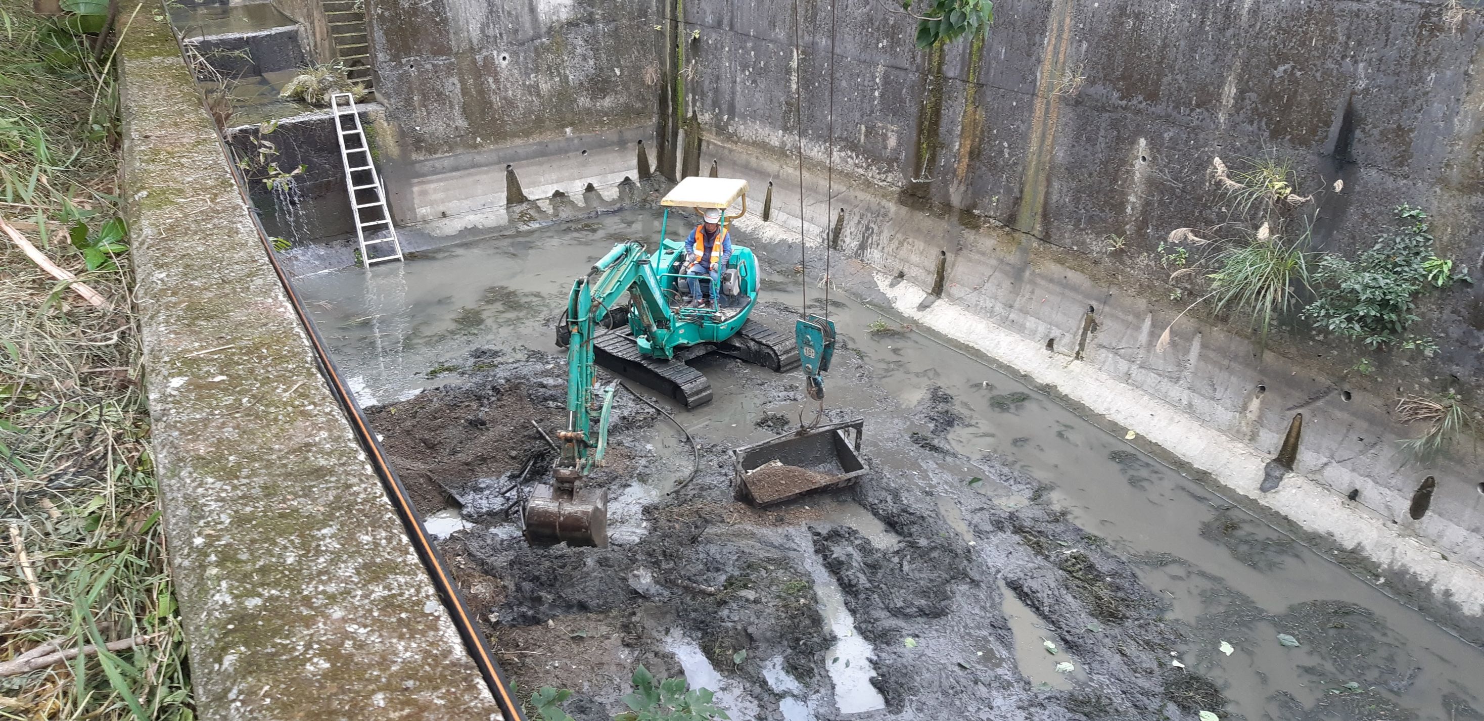 北市DF033文山區政大一街210巷沉砂池清淤情形