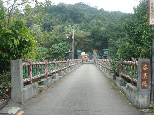 03步道起點為橫跨雙溪河的婆婆橋.JPG