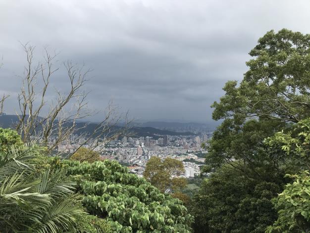 06在涼亭眺望關渡平原和基隆河景觀.JPG