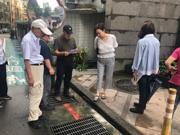 圖1 、108年度臺北市山坡地水土保持優良社區選拔委員檢視參加社區排水設施定期清理情形