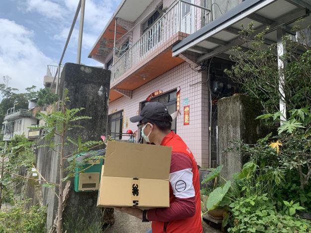 為因應疫情以逐戶投遞防災文宣品方式辦理土石流保全住戶防災宣導.JPG
