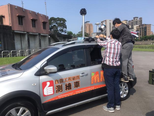 圖1車載移動式測繪作業情形