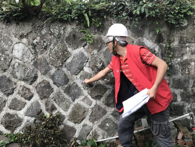 圖4專業技師巡查人工邊坡現況.JPG