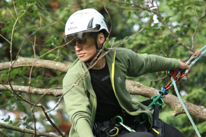 08邀請臺灣首位 ISA 國際認證攀樹師翁恒斌演示樹木養護工程並推廣攀樹運動