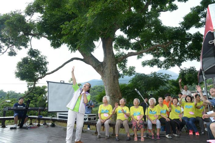 照片1　往年夏日音樂會，地方長者一同表演