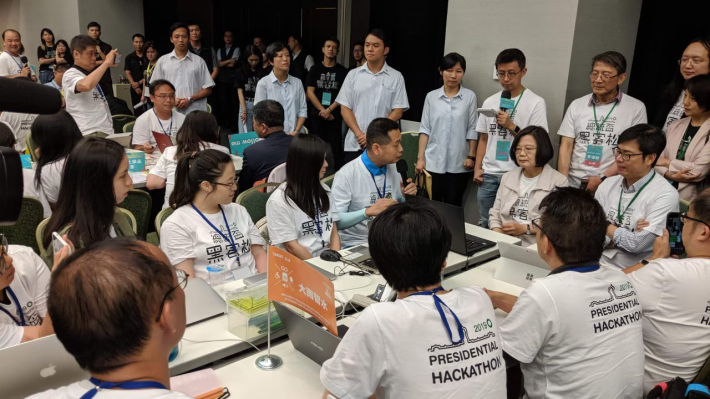 照片4 與民間NGO團隊合作獲選第二屆總統盃黑客松優秀團隊隊伍