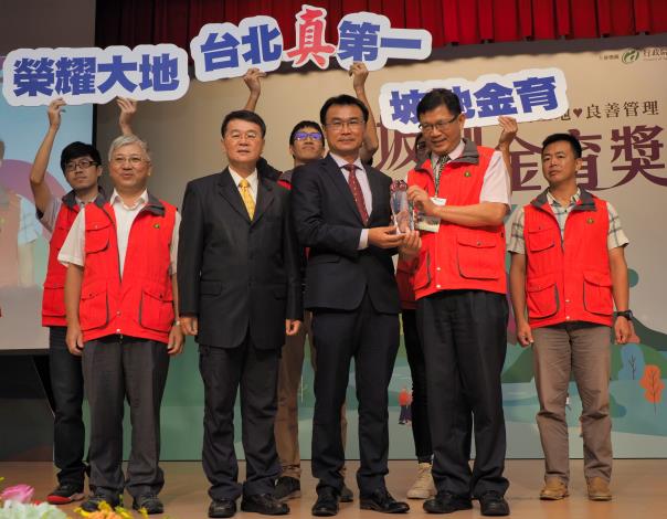 照片1 行政院農業委員會陳吉仲主委頒發第一名獎座予臺北市政府工務局楊明祥副局長