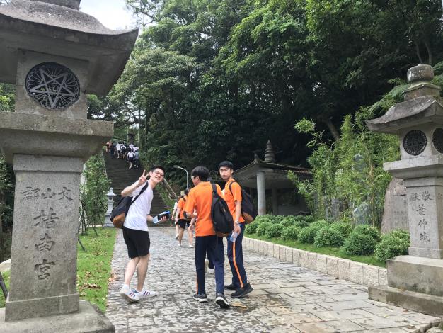 照片1 民眾開心健行去.JPG