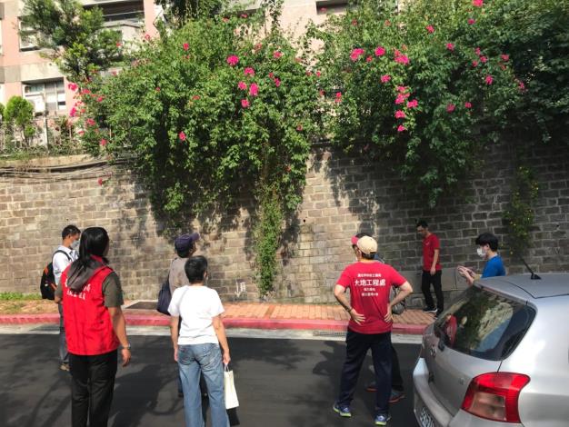 圖3：選拔委員勘查社區擋土牆狀況。