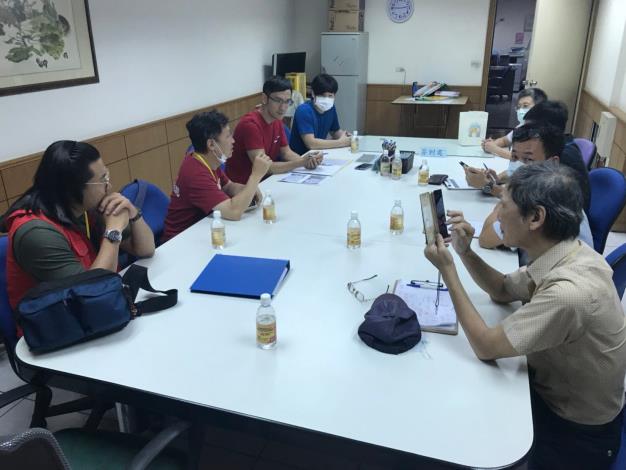 圖1：委員聽取社區幹部簡報 