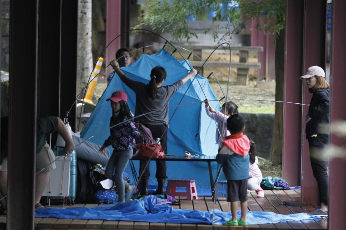 圖3_民眾體驗露營帳篷搭設.JPG