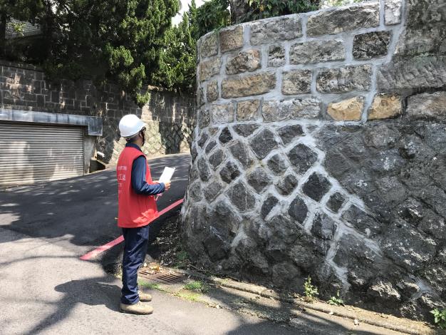 圖片2_專業技師針對補強完成邊坡評估.JPG
