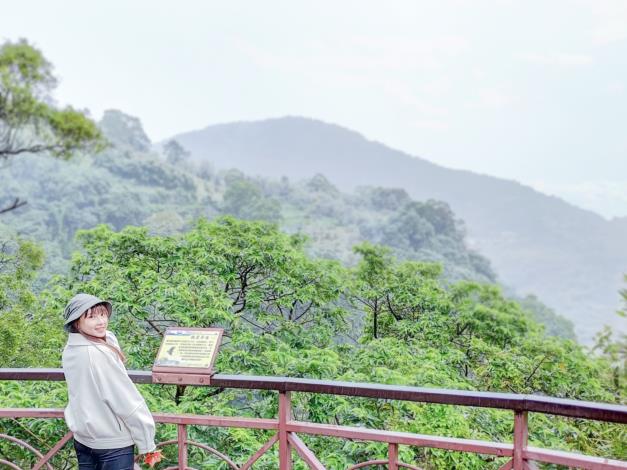 照片2　溪山鐵馬驛站可遠眺臺北山景。