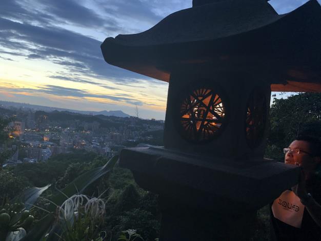 石燈籠點燈及眺望臺北夜景