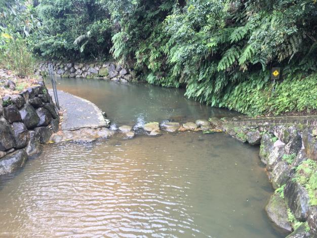 整治溪溝護岸與步道