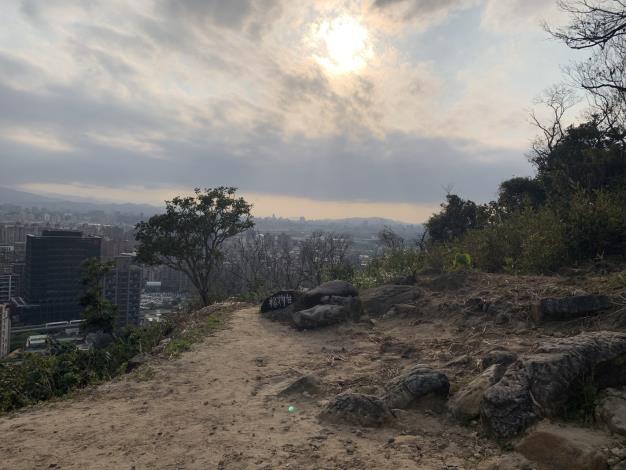 09劍南山火燒跡地可眺望城市美景