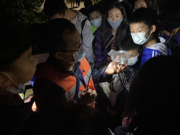 03照片3　夜行性動物定點導覽站林韋宏老師解說情形.JPG