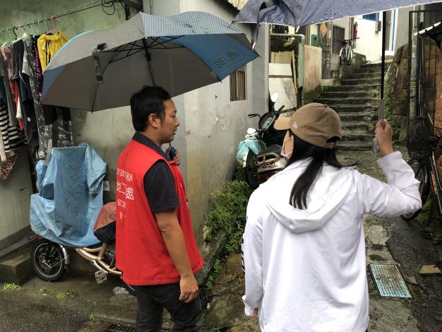 與民眾宣導擋土牆安全情形