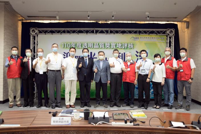 蔡副市長與廉政署鄭署長，三位委員與市府同仁合影