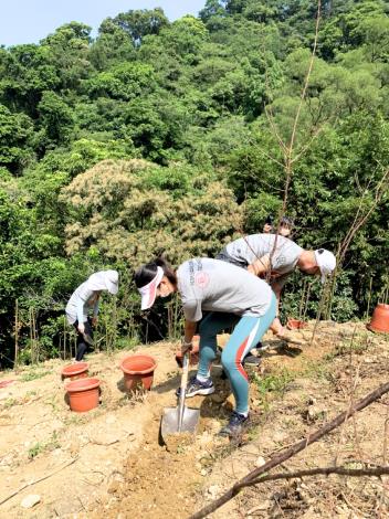 05艾瑪絲團隊與大地處共同種下一棵棵希望的樹苗-2