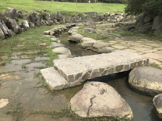 05大溝溪溪畔步道用石砌修建步道水淺易親近常見民眾戲水.JPG