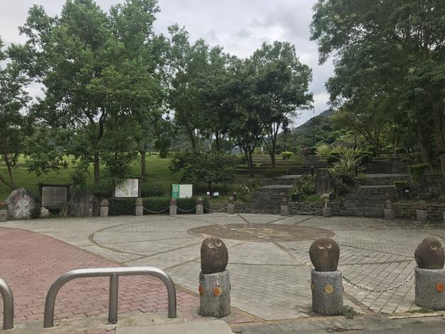 03大溝溪治水園區入口廣場貓頭鷹石雕.JPG