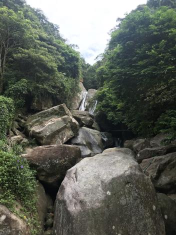 08圓覺瀑布兩道水流從大岩壁上傾瀉而下下方堆積許多大岩塊民眾喜愛在旁打坐.JPG