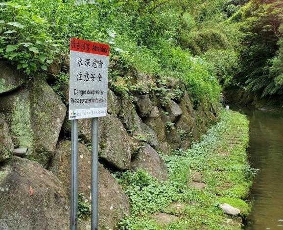 照片2　防溺告示牌。