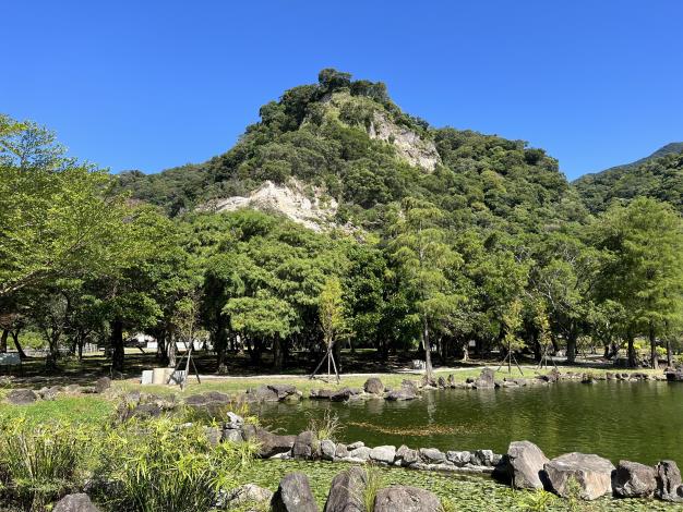 01貴子坑水保園區可直接觀察北市最古老的五指山層，是難得的地質戶外教室