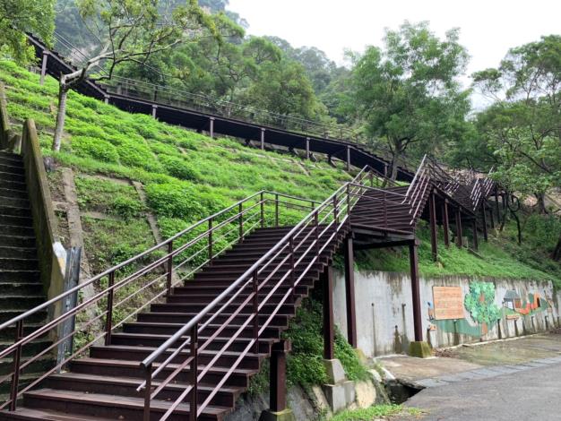 04新設木棧道串聯園區與露營場，邊坡更種植炮仗花，期待後續營造花海供民眾參觀。