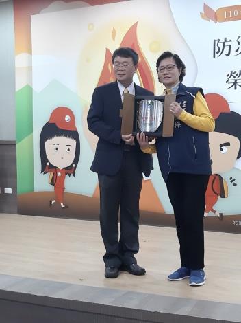 本市士林區新安里由農委會水土保持局李鎮洋局長頒發水保局自主防災銅質認證