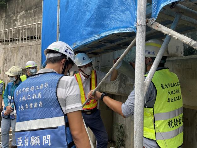圖2_廖洪鈞教授指導錨頭防蝕保護作業
