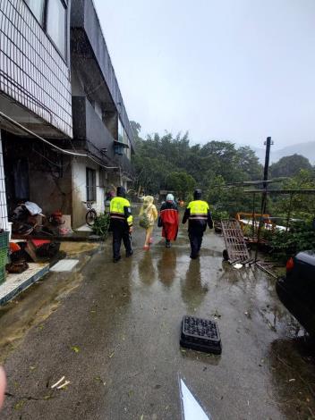 士林區溪山里尼莎颱風-紅色警戒警察執行疏散避難撤離