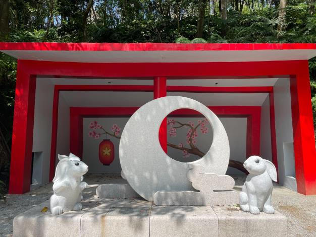 照片８：新設兔子雕塑及既有牆面 3D 彩繪，以櫻花與祈福之概念，將既有石雕與建物整合為圓滿之意之微型庭園