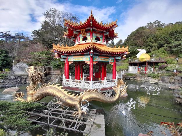 07.貓纜指南宮站旁的水池和廣場是祈福山徑的起點–迎門(仙境廣場)。