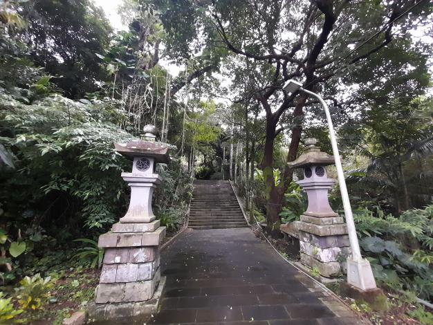 03.指南宮竹柏參道沿途高聳的大樹分立兩側，石燈籠造型多樣，各具特色。