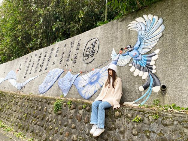 照片2 菁礐古圳的入口意象，將流水及藍鵲意象巧妙融入牆面，更融入了藍染的文化元素