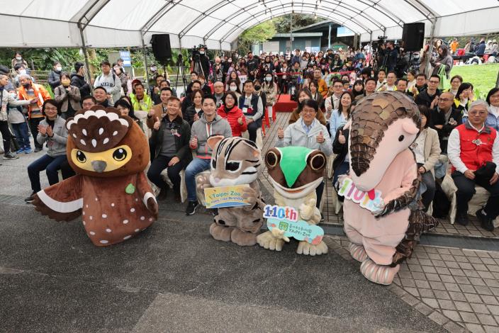 淺山守護神鷲鷲與動物園吉祥物阿虎、蛙蛙、穿穿(由左至右)及貴賓、民眾大合照