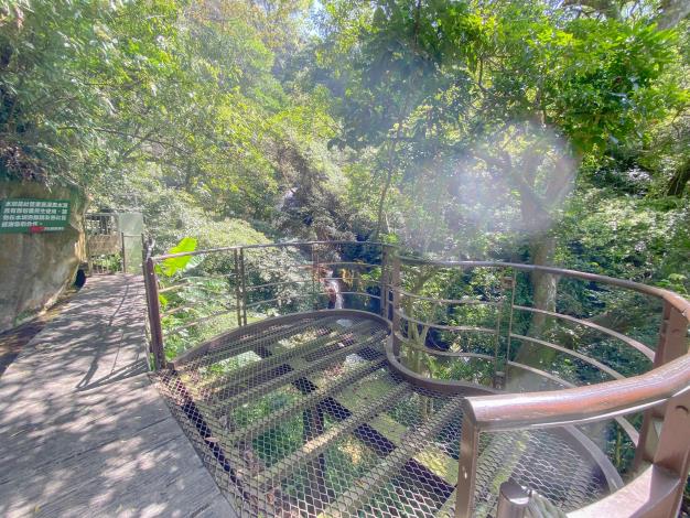 照片5 步道終點的「松溪瀑布觀景平臺」可佇足停留