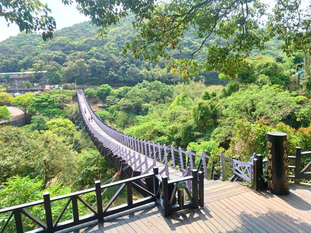 照片2 「白石湖吊橋」以龍骨作為意象建造，是臺北市第一座大跨距吊橋