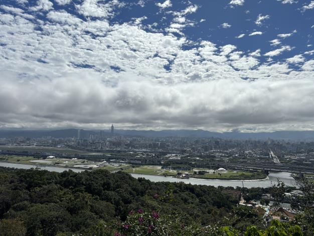 照片10-圓山微波站平台可遠眺連綿的山巒.JPG