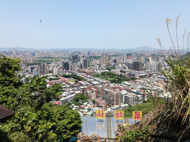 照片08-俯瞰大臺北景觀和遠處的林口臺地