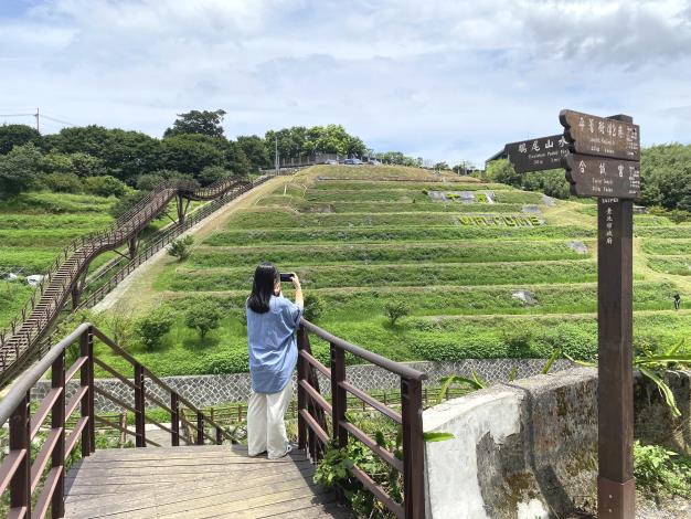 照片4 平等社區的「稻浪棧橋」佇立在一片水梯田中.JPG