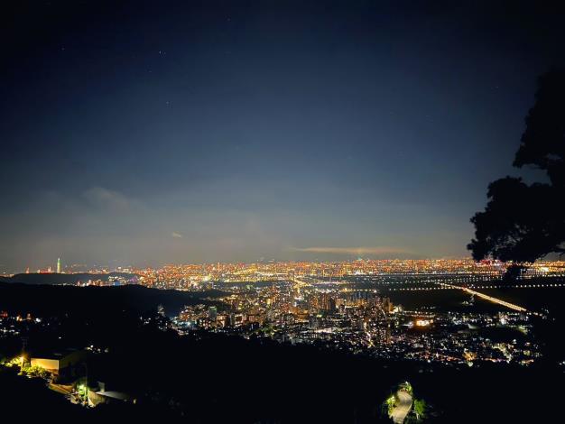 照片2 大屯社區「四季長廊」的壯麗夜景