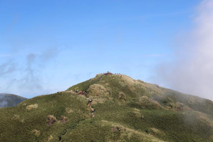 照片2-七星山東峰往主峰拍.JPG