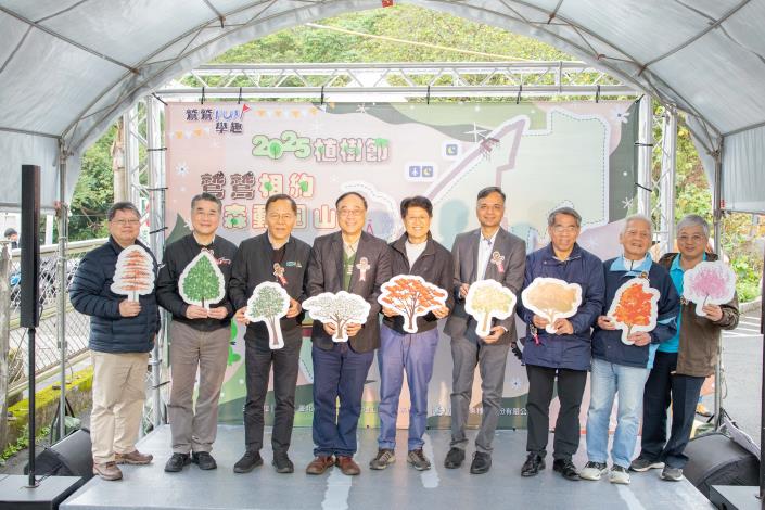 2.北市府與企業及機關代表合作推動認養造林(由左至右分別為-國泰人壽慈善基金會蕭文寬經理、圓山大飯店方遠懷總經理、林業及自然保育署宜蘭分署蕭崇仁分署長、交通部觀光署周永暉署長、工務局黃一平局長、印度台北協會葉達夫會長、觀光傳播局王秋冬局長、大地工程處池蘭生處長、長虹建設公司李文造董事長)