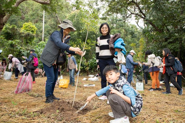 8現場民眾植樹