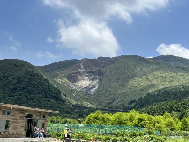 圖二：遠眺小油坑美景