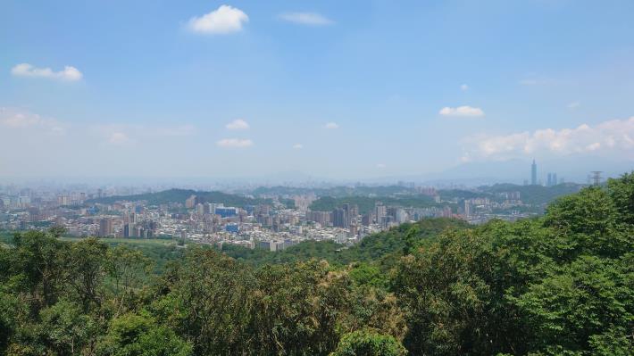 11-從樟山寺二樓休息區可遠眺整個臺北盆地和遠方的山景視野極廣
