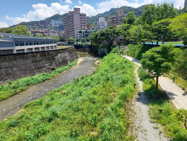 05-政大校園指南溪畔近年市府用自然材料重新設計護岸讓民眾可以親近自然水域